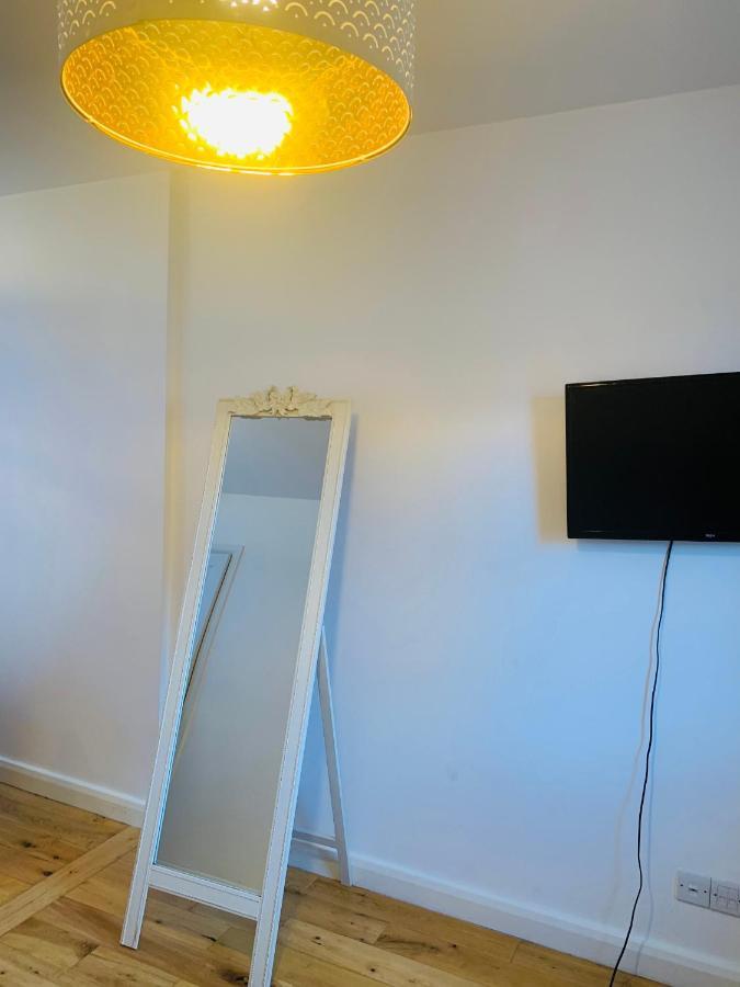 Riverside Double Room With Double Sofa Bed 런던 외부 사진